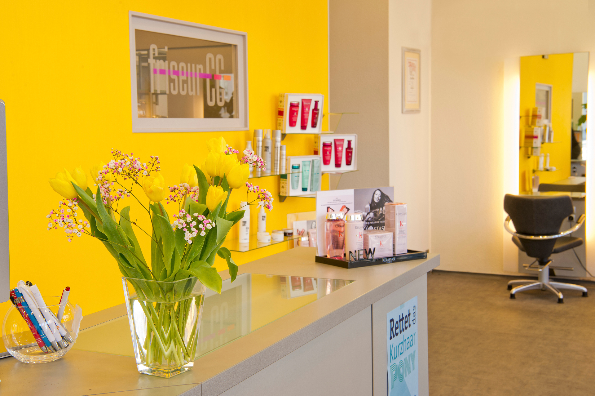 Empfangsbereich mit Kérastase Produkten bei Friseur CC