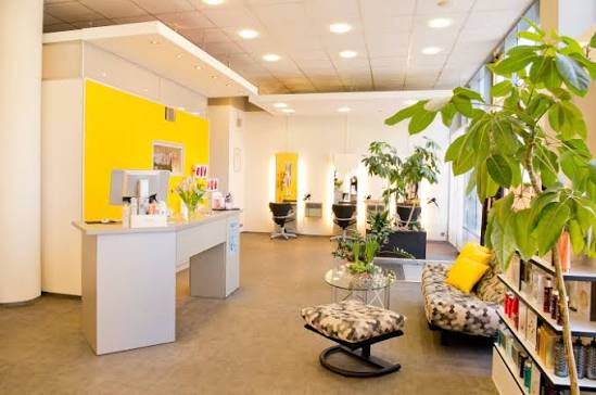 Loungebereich mit Pflanzen im Friseur CC