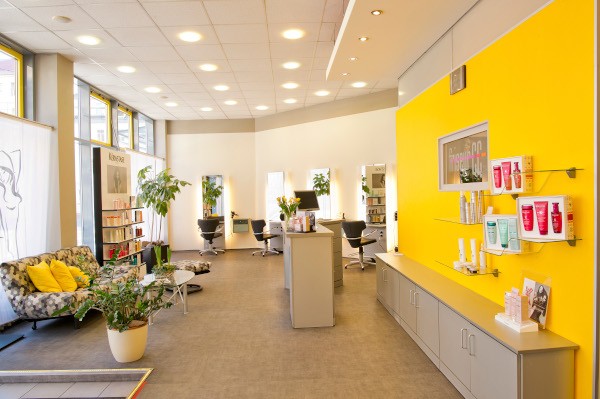 Friseur CC Salon Innenraum mit gelber Akzentwand