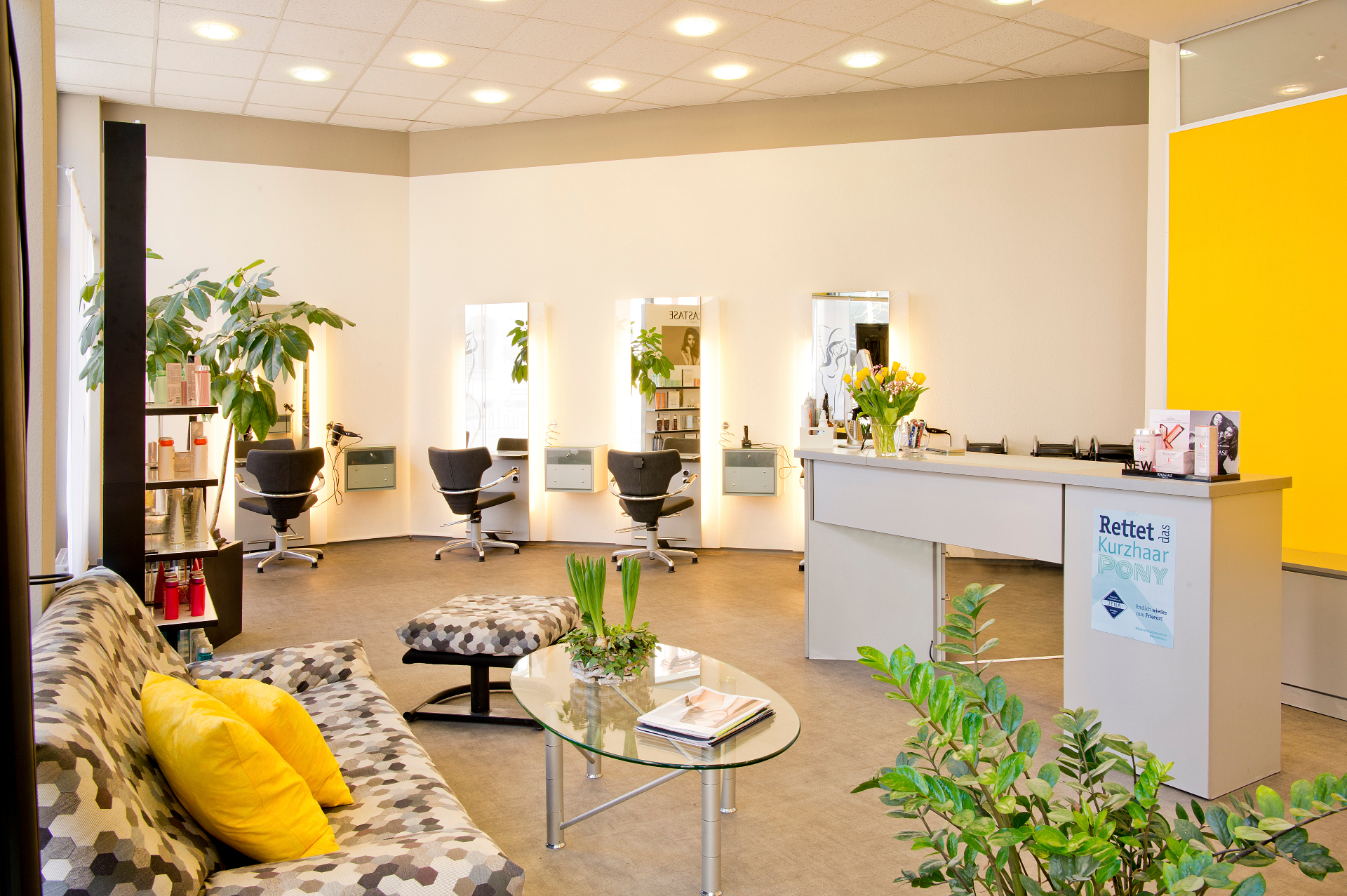 Salonbereich mit Bedienplätzen und Loungesofa